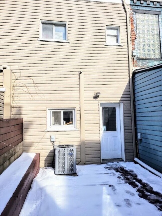 Building Photo - Central Location, Private Deck, In Unit W/...