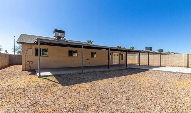 Building Photo - 2080 E Greenway Dr