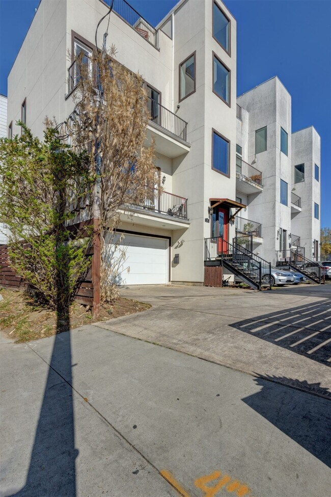 Building Photo - 1124 W Dallas St