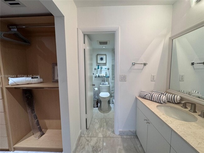 Building Photo - 3301 N Country Club Dr