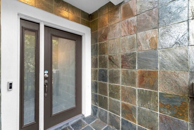 Building Photo - 14545 Damai Ln