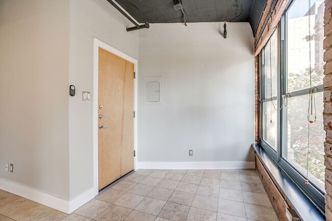 Building Photo - Beautiful 1 Bed- 1 Bath in Houston Place Lofts- Downtown Fort Worth- 76102