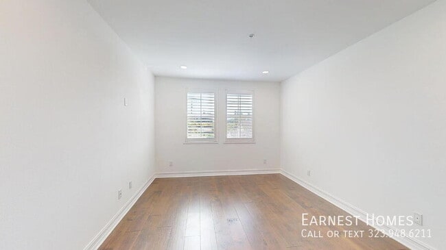 Building Photo - 14242 Burbank Blvd