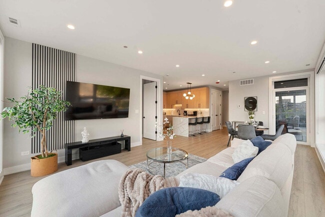 Building Photo - 2344 W Polk St