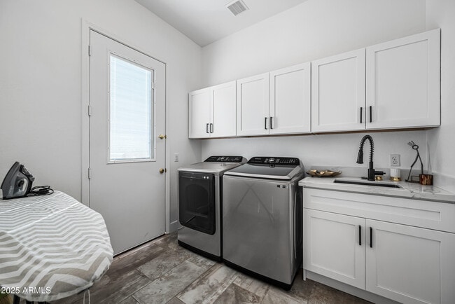 Building Photo - 15831 E Thistle Dr