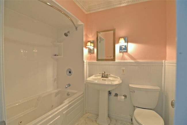 Building Photo - 2235 N Ballas Rd