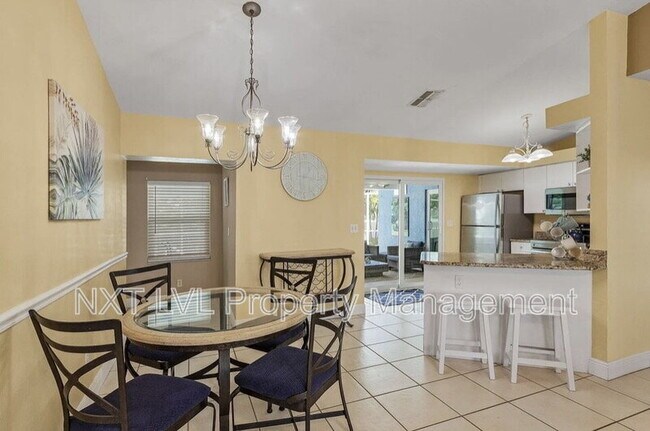 Building Photo - 4123 SW 21st Pl