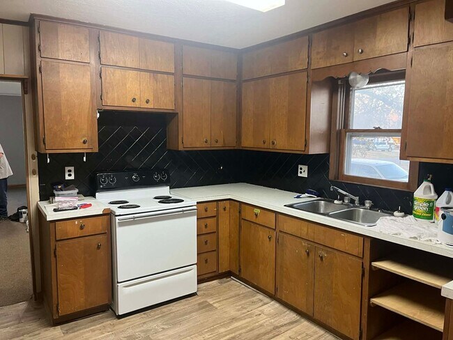 Building Photo - 901 W 7th St