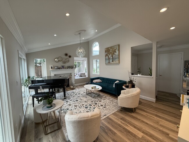 Building Photo - 328 Flaming Oak Dr