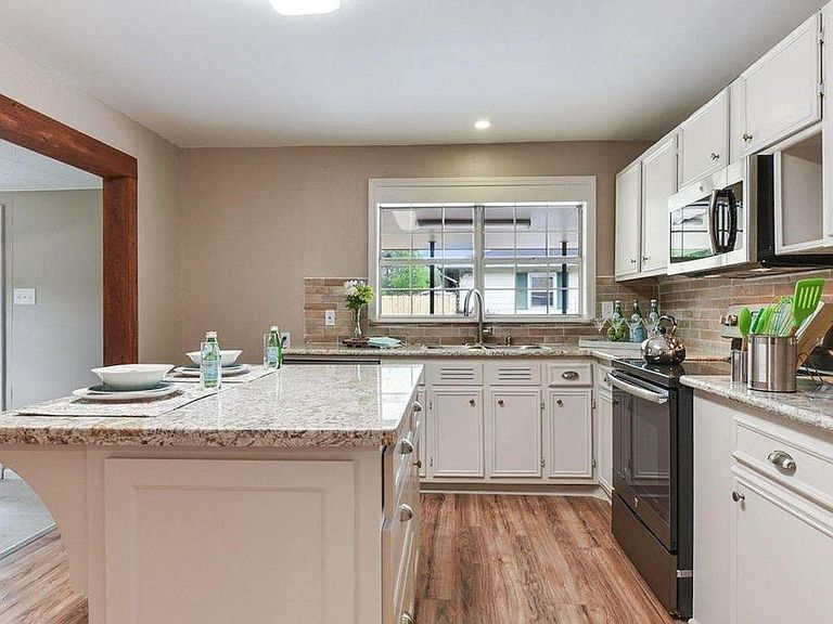 Building Photo - 162 Grand Ave