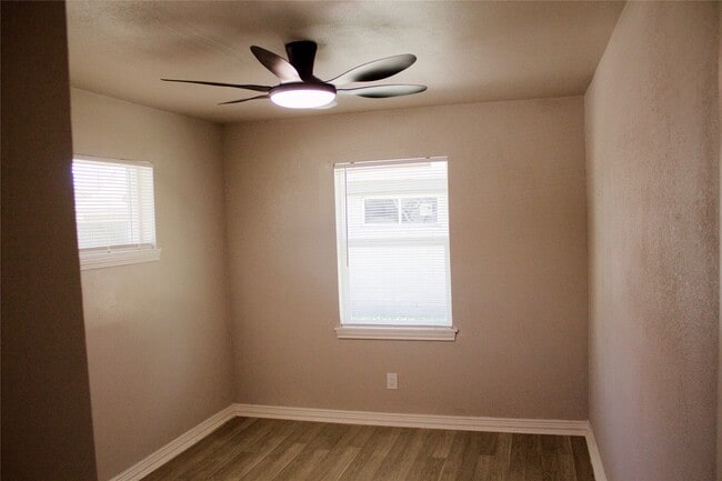 Building Photo - 1323 E 32nd 1/2 St