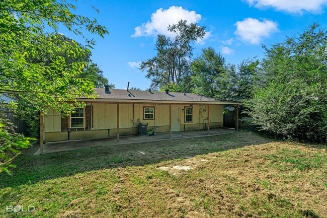 Building Photo - 9419 Normandie-
