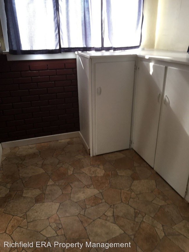 Building Photo - 3 br, 1 bath House - 131 North State Street