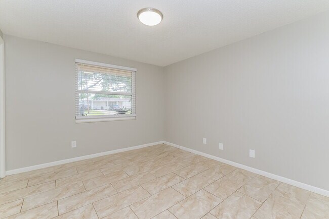 Building Photo - 516 Firefly Ln