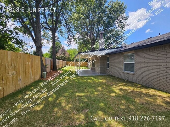 Building Photo - 1008 S Juniper Ct