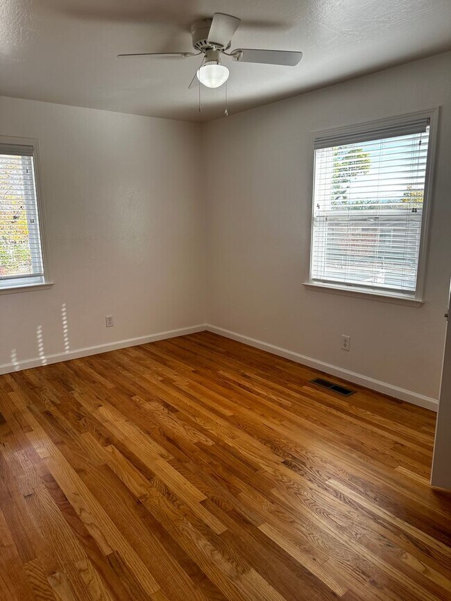 Building Photo - Beautiful 4 Bedroom house w/Hardwood Floor...