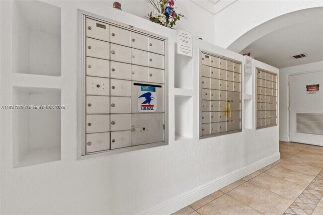 Building Photo - 9340 Fontainebleau Blvd