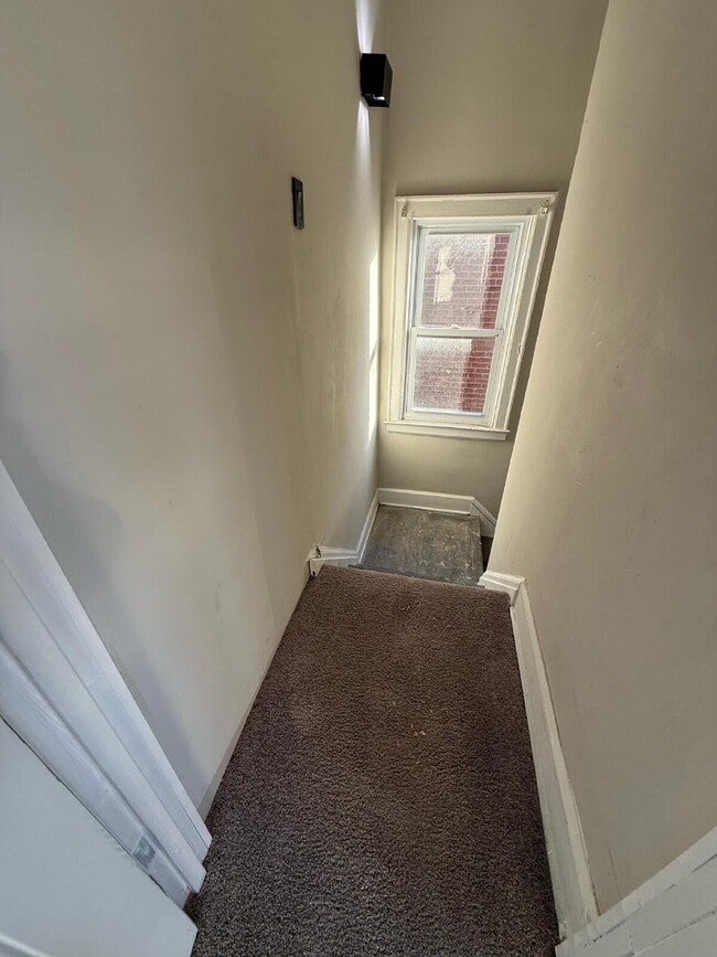 Building Photo - Bright & Cozy 3-Bed Duplex for Rent in Detroit