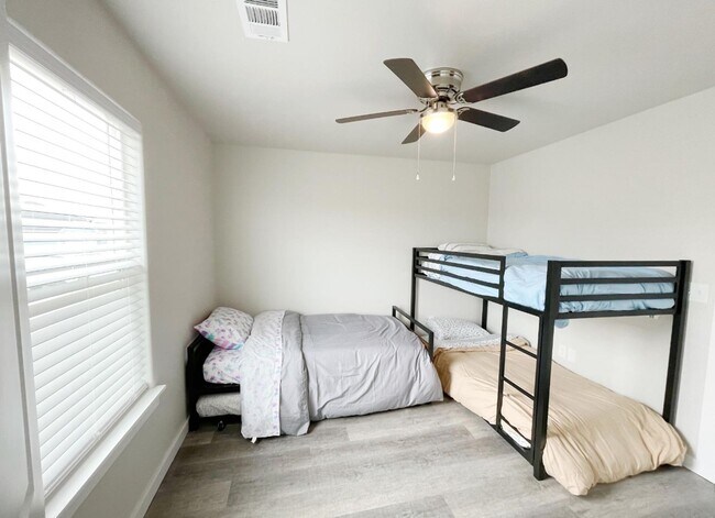 Building Photo - Cozy 4bd 2ba near Choctaw Casino