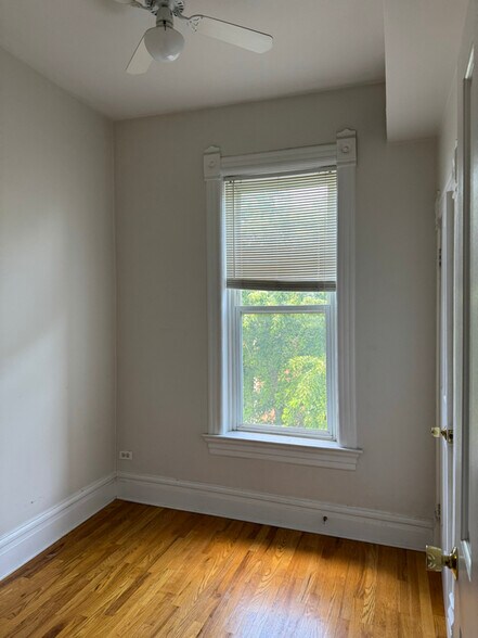 Building Photo - 1456 N Maplewood Ave