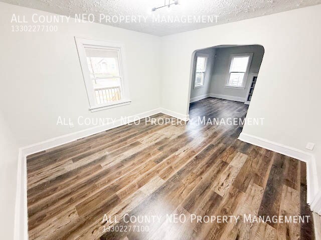 Building Photo - 575 Fernwood Dr