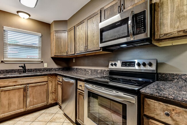 Building Photo - 806 E Rosedale St