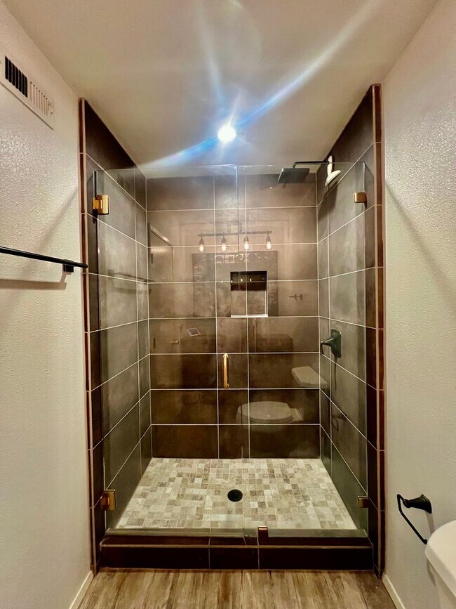 Building Photo - AVAILABLE NOW! 3 Bedroom 2 Bathroom POOL H...