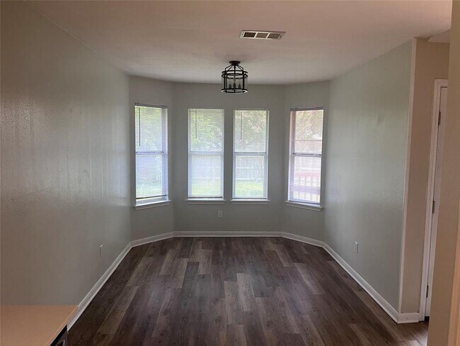 Building Photo - 506 Clearcreek Dr