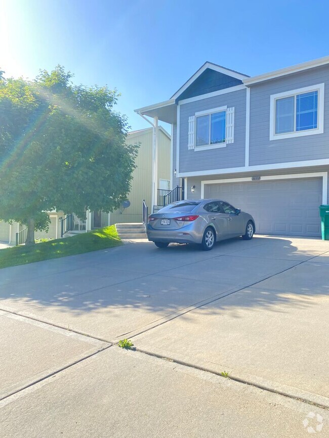 Building Photo - 1/2 MONTH OFF SUMMER MOVING SPECIAL!!! Upd...