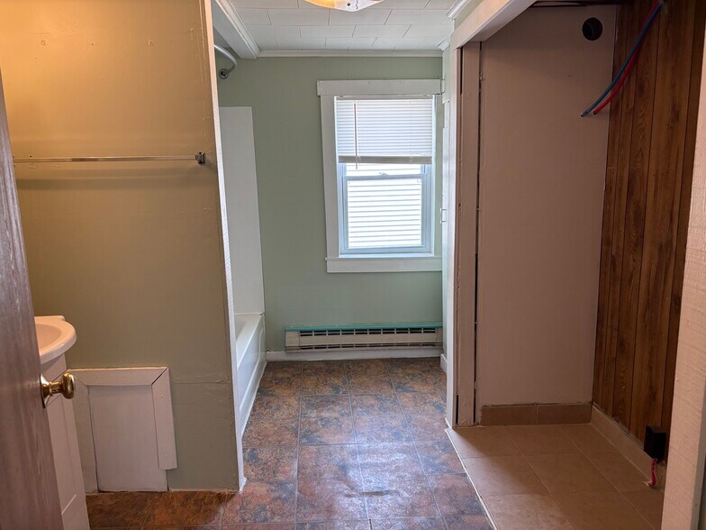Bathroom - 8 Pine St