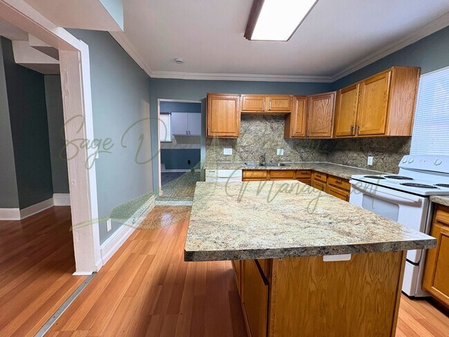 Building Photo - AVAILABLE NOW!!!!!