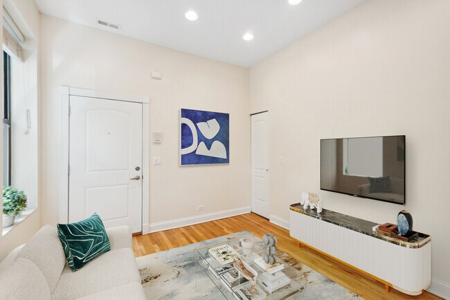 Building Photo - 2329 N Oakley Ave