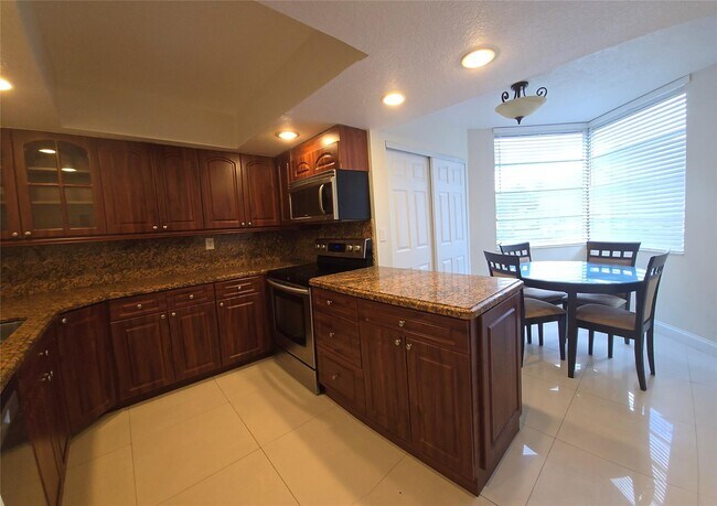 Building Photo - 1830 Sabal Palm Dr