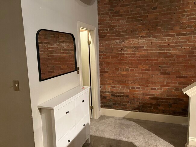 Foyer - 706 Broadway #506