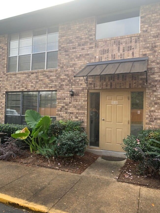 Building Photo - East Kings Court Charmer!