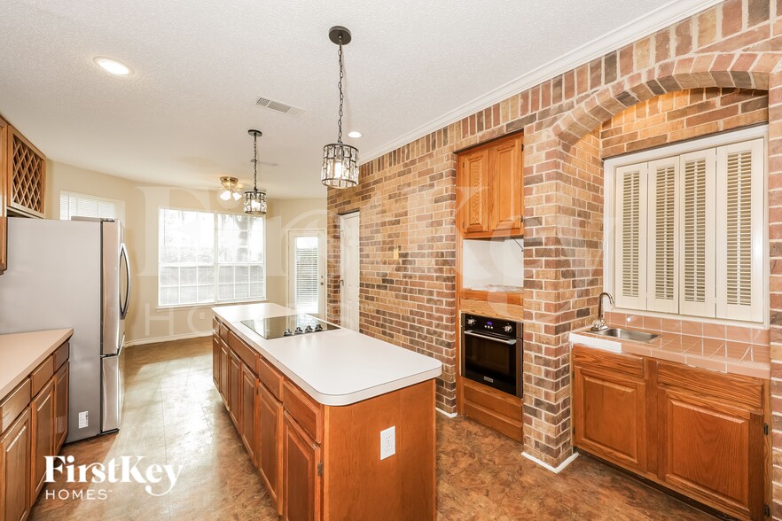 Building Photo - 8336 Mountainview Dr