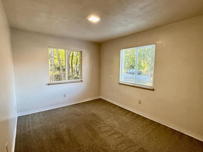 Building Photo - 505 NW D St