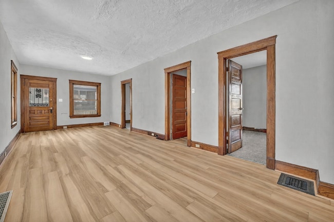 Building Photo - 1261 E 123rd St