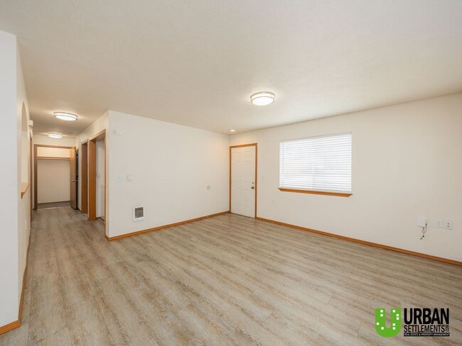 Building Photo - Spacious, clean, modern 4bd/2bth