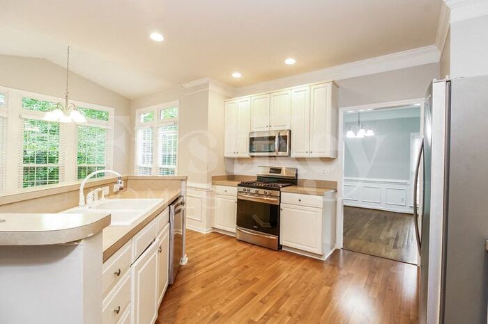 Building Photo - 5386 Beechmont Dr