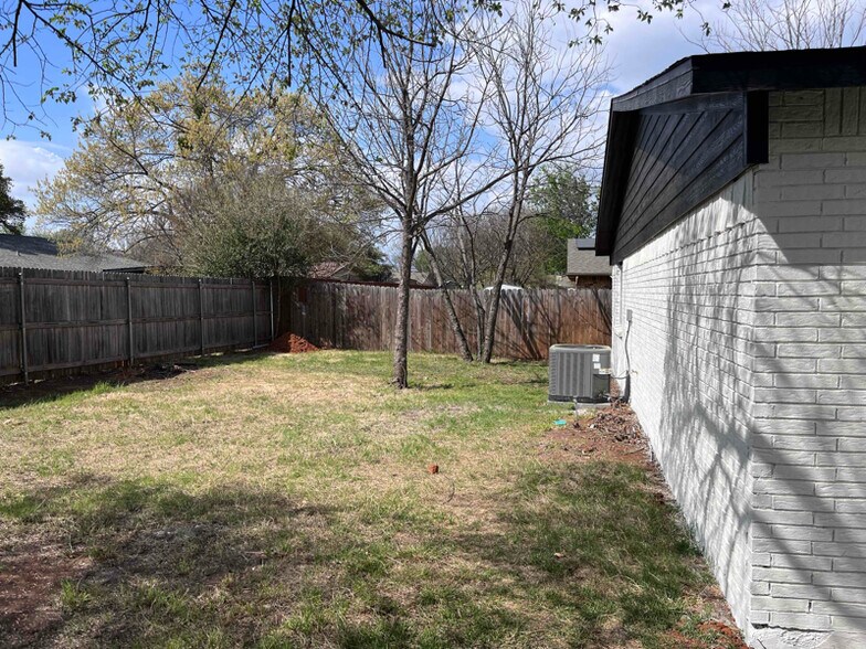 Building Photo - 2604 Creekview Dr