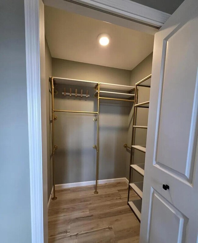 Building Photo - 2114 Pine View Dr