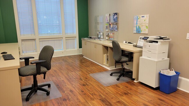 Building Photo - Seasonal only-beautifully renovated downto...