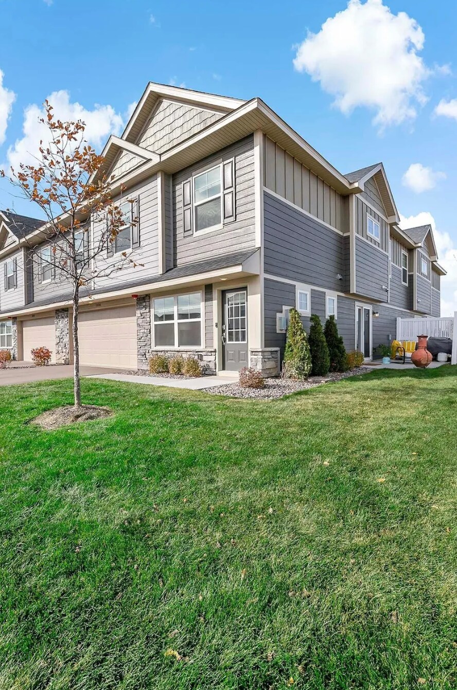 Building Photo - 10886 Glacier Ln N