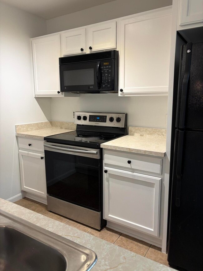 Building Photo - 3245 Reeves Dr