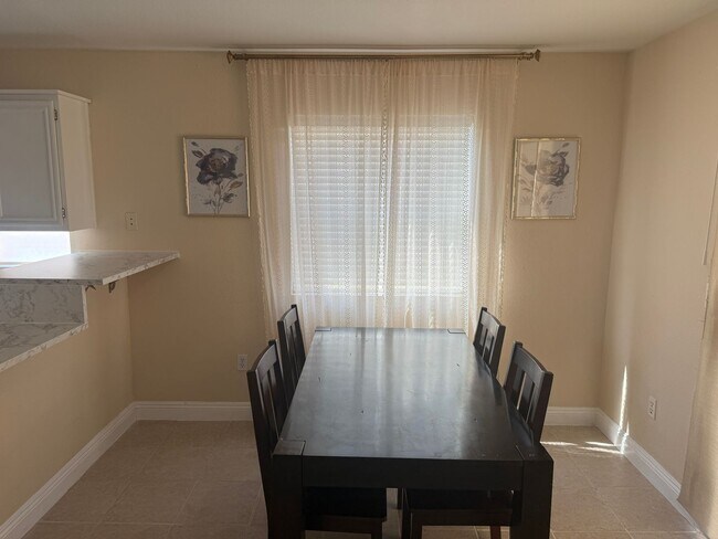 Building Photo - 3 Bed 2.5 bath home; Minutes from the Strip