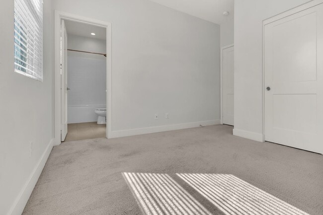 Building Photo - 945 E Mason Ln