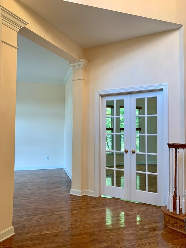 Building Photo - AMAZING Luxurious Residence, Near Educational Facilities, With Upscale Amenities!