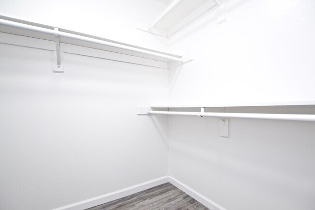 Building Photo - 645 N Arrowhead Dr