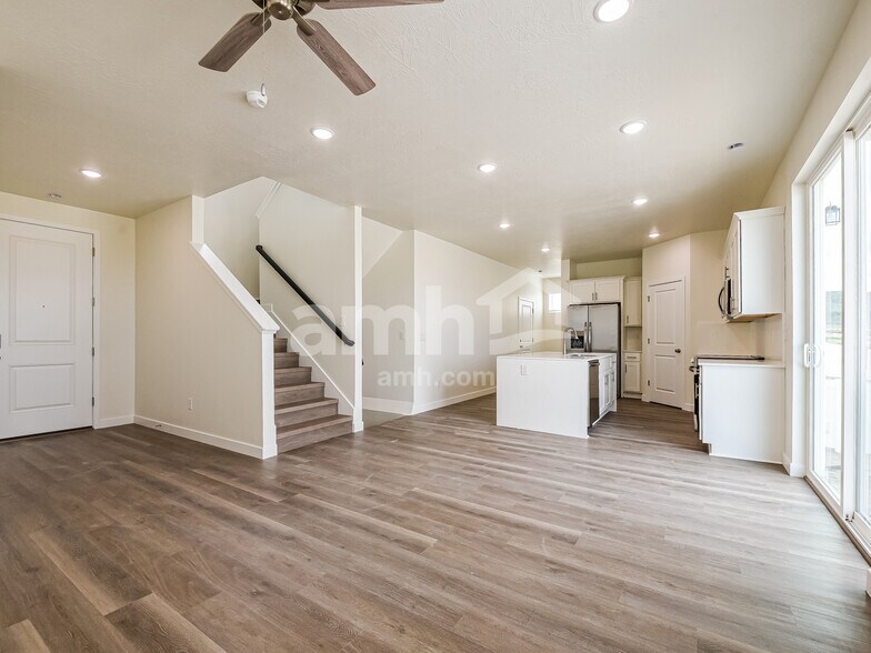 Building Photo - 1323 W Mahogany St